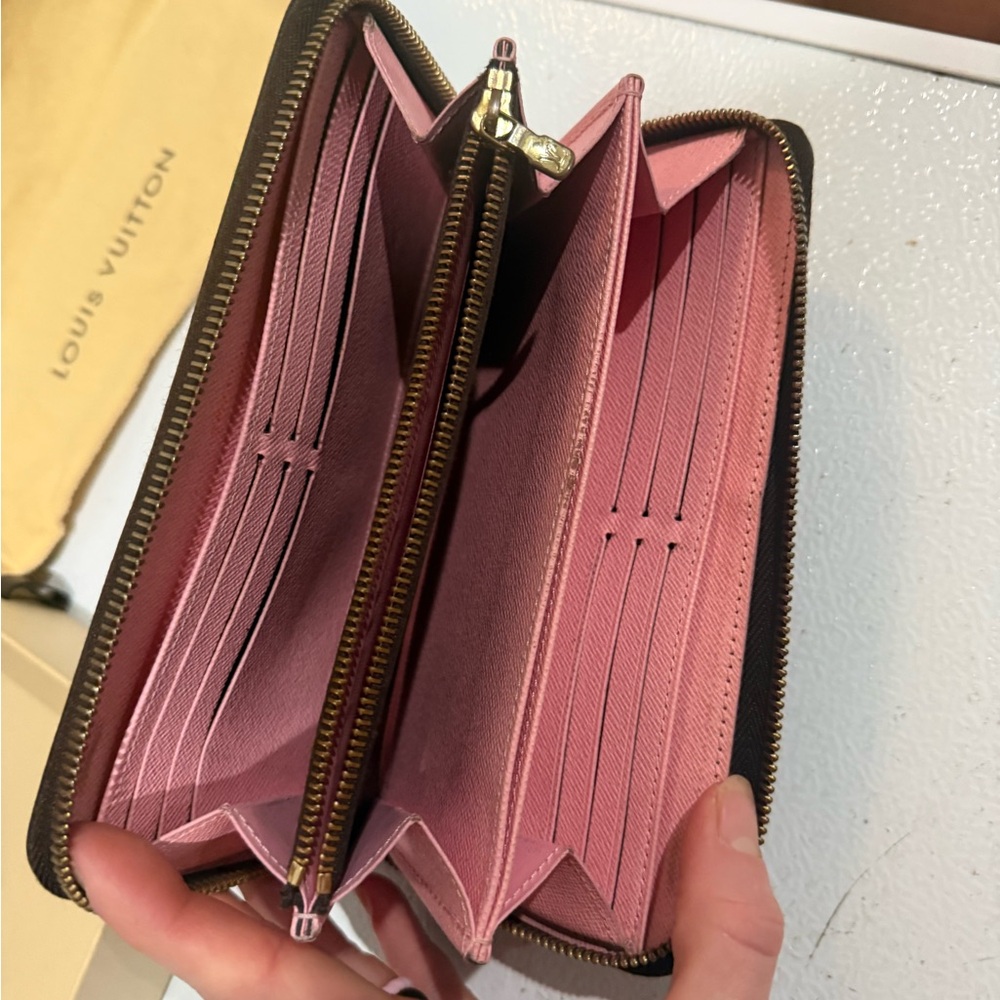 Authentic Louis Vuitton Zippy Wallet Studded Damier - Picture 4 of 8